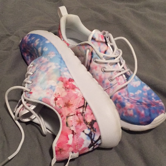 Women's Nike Roshe One Cherry Blossom Women's Nike Roshe One Cherry Blossom
